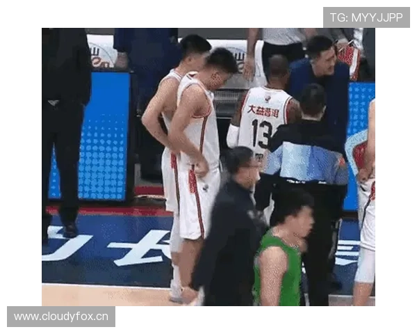 篮球场上双方同时犯规怎么判罚？关键处理规则解读